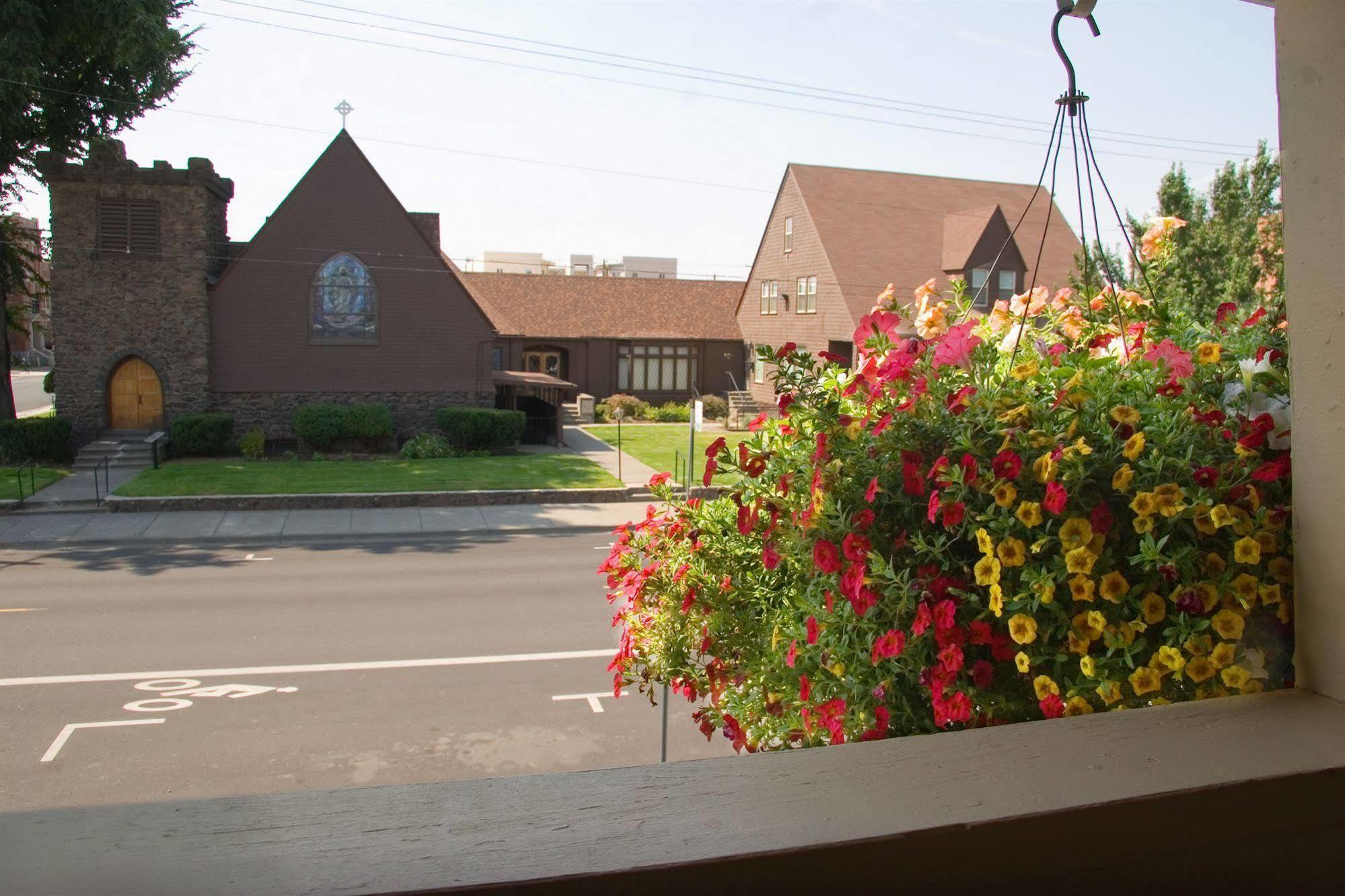 Rodeway Inn & Suites Pendleton Exterior photo