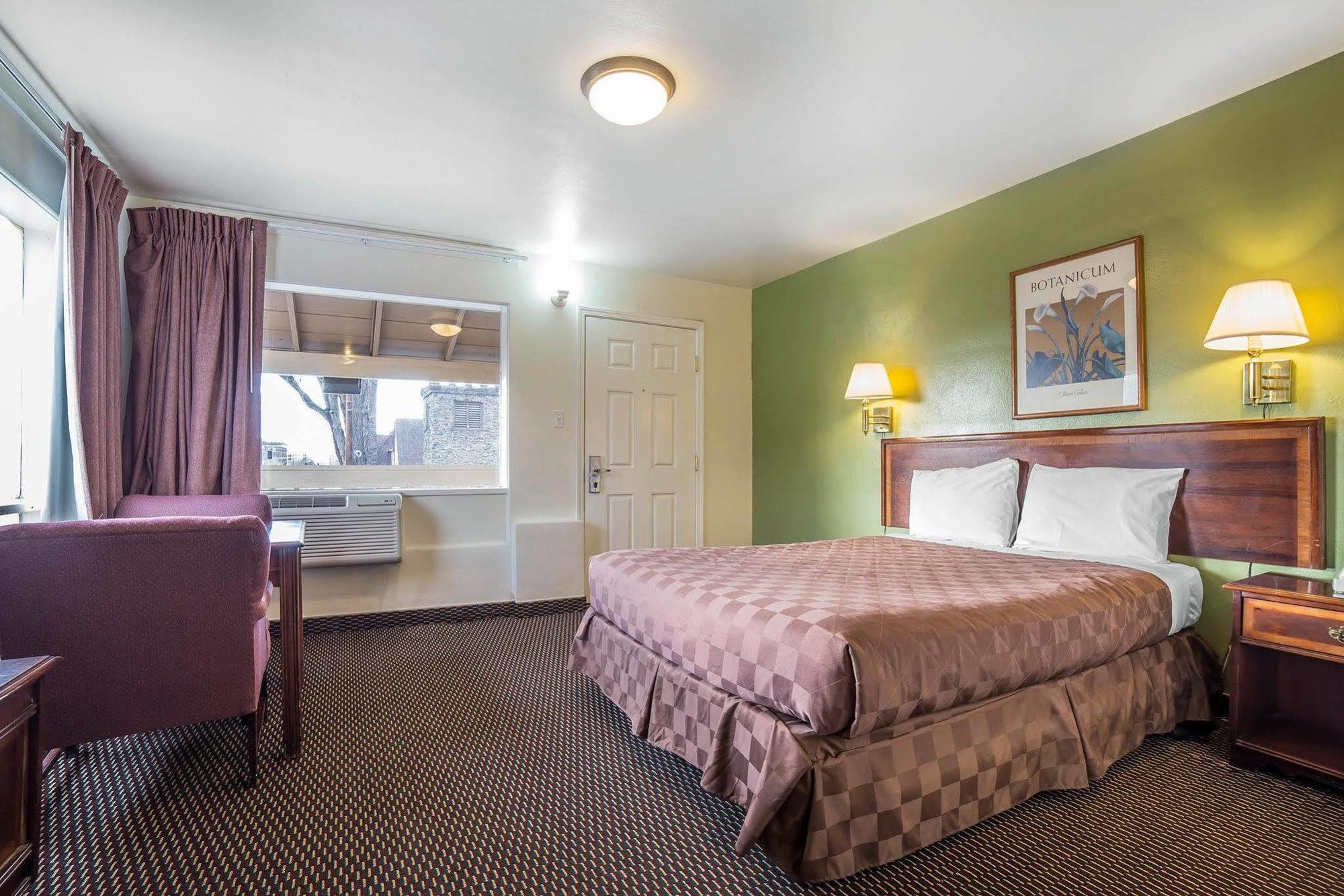 Rodeway Inn & Suites Pendleton Exterior photo