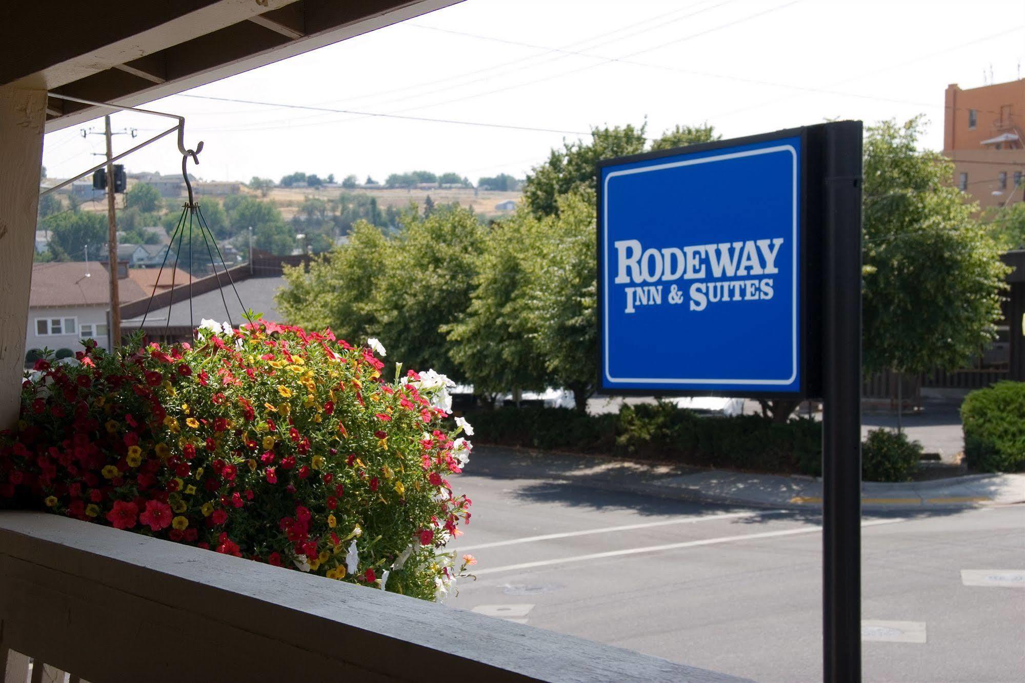Rodeway Inn & Suites Pendleton Exterior photo