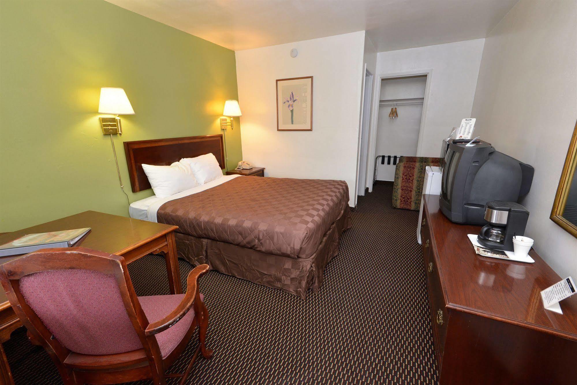 Rodeway Inn & Suites Pendleton Exterior photo